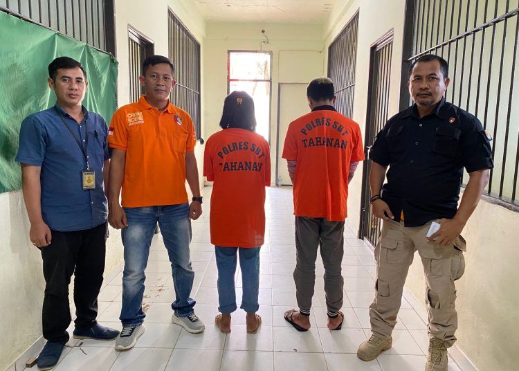 Dua pelaku TPPO (baju tahanan warna oranye) tampak diamankan Polres Seram Bagian Timur (SBT). Kasat Reskrim Polres SBT Iptu Rahmat Ramdani (ujung kanan). (Foto: Humas Polres SBT)