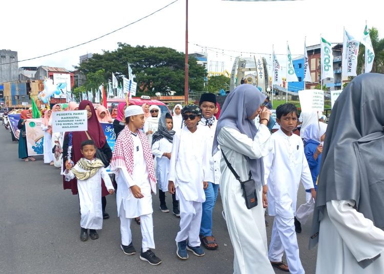 Ribuan warga Muslim di kota Ambon menggelar pawai napak tilas 1 Muharram 1445 Hijriah. Tampak warga melintas di jalan Slamet Riyadi, kota Ambon, Rabu (19/7/2023). (Foto: Husen Toisuta/AmbonKita.com)