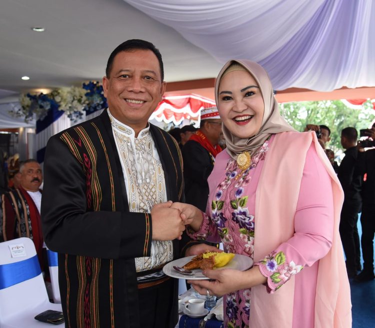 Kapolda Maluku Irjen Pol Lotharia Latif bersama Istri Ny. Evi Lotharia Latif, di sela-sela berakhirnya upacara peringatan HUT ke-78 Provinsi Maluku di Tribun Lapangan Merdeka, Kota Ambon, Sabtu (19/8/2023). (Foto: Istimewa)