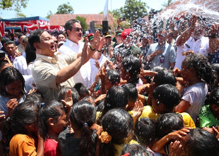 Menteri Pertahanan Prabowo Subianto bersama anak-anak saat peresmiaan program sumber air bersih di Pulau Moa Kabupaten Maluku Barat Daya, Maluku Senin (4/9/2023). FOTO : HUMAS KEMENHAN