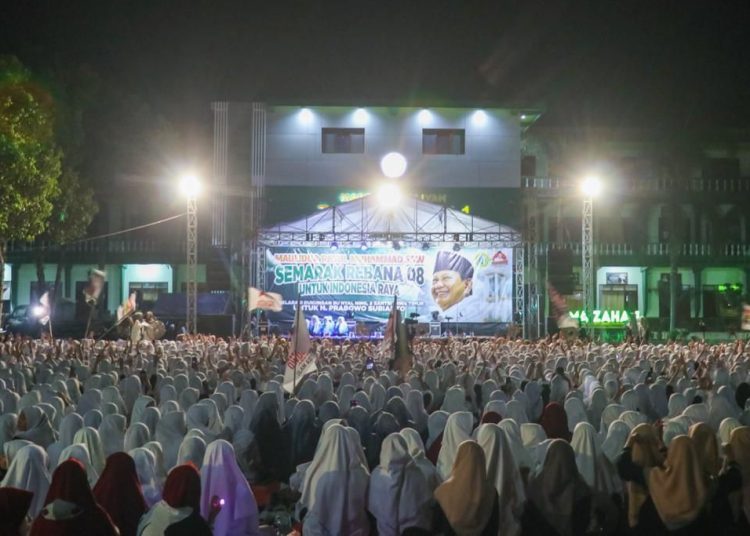 Ribuan Santri yang tergabung dalam Relawan Bu Nyai, Ning dan Santri 08 mendeklarasikan kepada Calon Presiden Prabowo Subianto, Jumat (22/9/2023) malam. Mereka bergabung dalam kelompok relawan Rebana 08. FOTO : ISTIMEWA