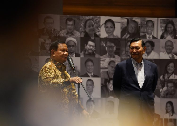 Menteri Pertahanan Prabowo Subianto menghadiri perayaan ulang tahun ke-76 Menteri Koordinator Bidang Kemaritiman dan Investasi (Menko Marves) Luhut Binsar Pandjaitan di Sopo Del Tower, Kuningan, Jakarta Selatan, Kamis (28/9/2023).