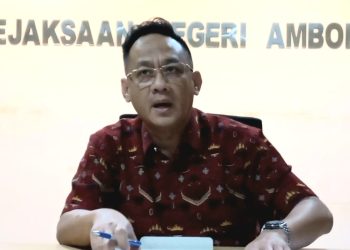 Kepala Kejari Ambon, Ardyansah, saat memberikan keterangan pers penetapan tiga tersangka kasus dugaan korupsi DIPA Politeknik Negeri Ambon Tahun 2022. Ekpose digelar di Aula Kantor Kejari Ambon, Kota Ambon, Jumat (13/10/2023). (Foto: AmbonKita.com)