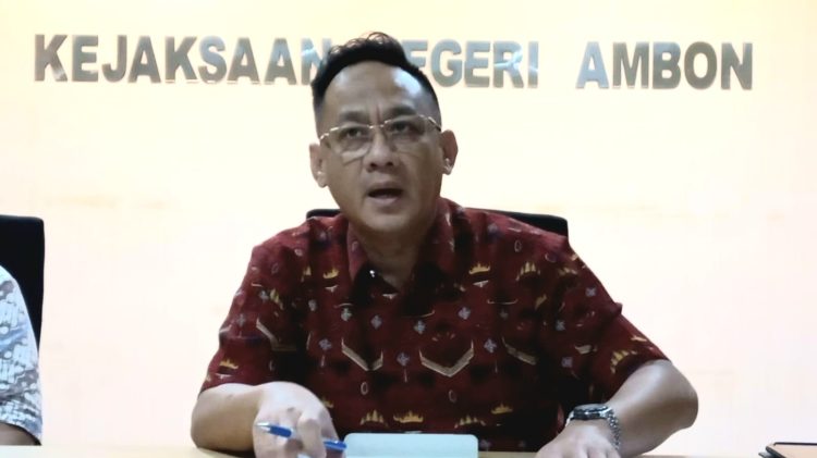 Kepala Kejari Ambon, Ardyansah, saat memberikan keterangan pers penetapan tiga tersangka kasus dugaan korupsi DIPA Politeknik Negeri Ambon Tahun 2022. Ekpose digelar di Aula Kantor Kejari Ambon, Kota Ambon, Jumat (13/10/2023). (Foto: AmbonKita.com)