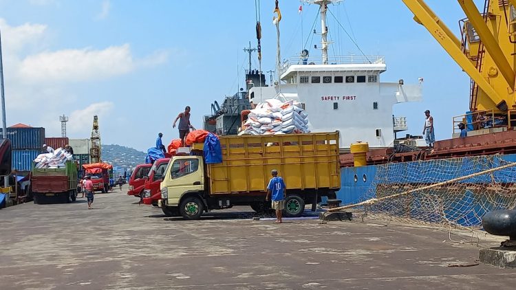 Suasana bongkar muat di Pelabuhan Ambon, Jumat (27/10/2023). (Foto: AmbonKita.com)