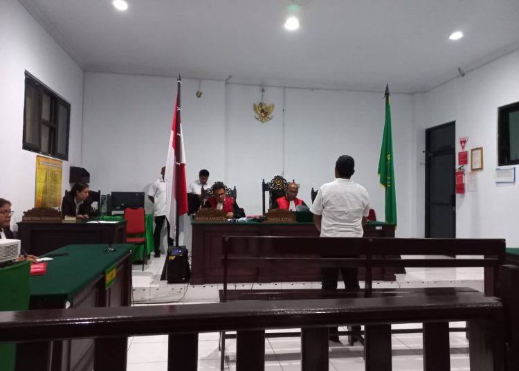 Terdakwa kasus narkotika, Aron Yakop Manusama, oknum pejabat di BPJN Maluku tampak berdiri menerima vonis putusan pidana Majelis Hakim di Pengadilan Negeri Ambon, Senin (30/10/2023). Terdakwa dihukum penjara selama 1,3 tahun. (Foto: AmbonKita.com)