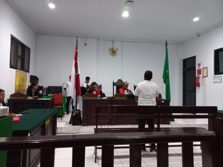 Terdakwa kasus narkotika, Aron Yakop Manusama, oknum pejabat di BPJN Maluku tampak berdiri menerima vonis putusan pidana Majelis Hakim di Pengadilan Negeri Ambon, Senin (30/10/2023). Terdakwa dihukum penjara selama 1,3 tahun. (Foto: AmbonKita.com)