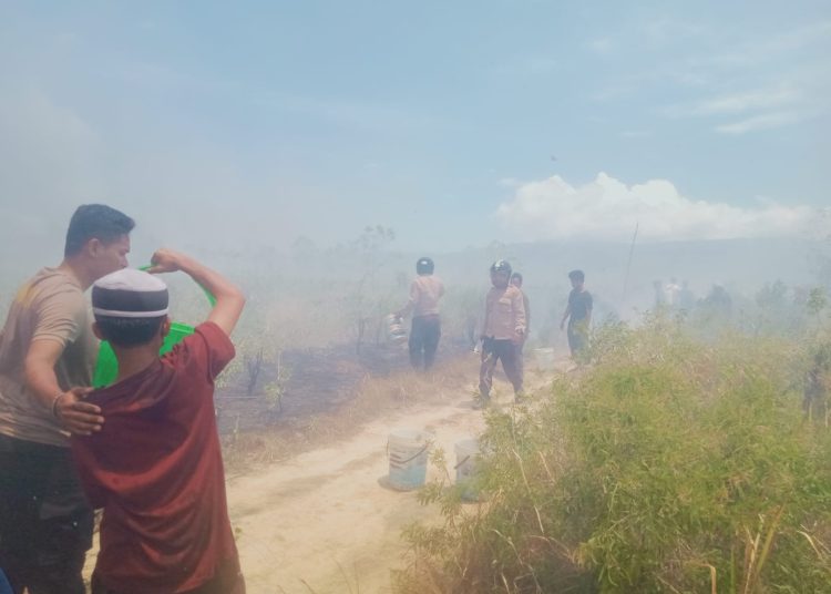 Aparat Kepolisian dan TNI bersama warga berusaha memadamkan kobaran api yang membakar kawasan hutan di Kabupaten SBB, Sabtu (30/9/2023). FOTO : HUMAS POLDA MALUKU