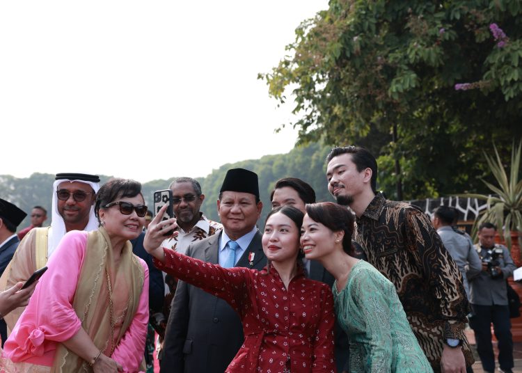 Warga berfoto bersama Menhan Prabowo di Lubang Buaya Jakarta usai Upacara Hari Kesaktian Pancasila 1 Oktober, Minggu (1/10/2023). FOTO : HUMAS KEMENHAN