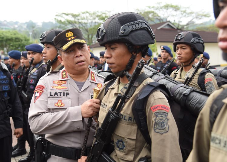 Kapolda Maluku Irjen Polisi Lotharia Latif memeriksa pasukan pengamanan Pemilu 2024 saat apel gabungan personil Polda Maluku di lapangan Letkol Pol Chr Tahapary, Kota Ambon, Senin (2/10/2023). FOTO : HUMAS POLDA MALUKU