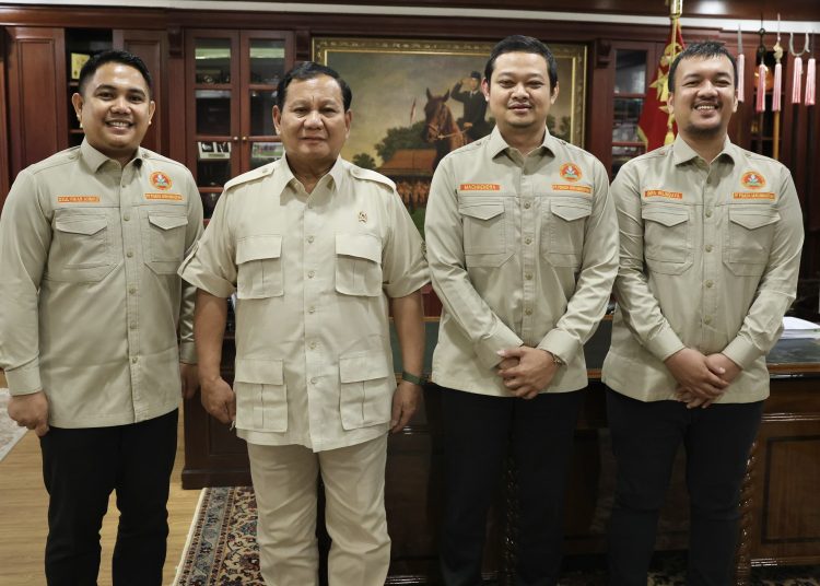 Menhan Prabowo bersama Pengurus Pengurus Pusat Pemuda Muhamadiyah di Kantor Kemehan RI Jakarta, Senin (2/10/2023). FOTO : HUMAS KEMENHAN