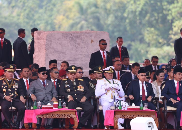Menteri Pertahanan Prabowo Subianto mendampingi Presiden Joko Widodo (Jokowi) memimpin upacara peringatan HUT ke-78 TNI di Silang Monas, Jakarta Pusat, Kamis (5/10/2023).