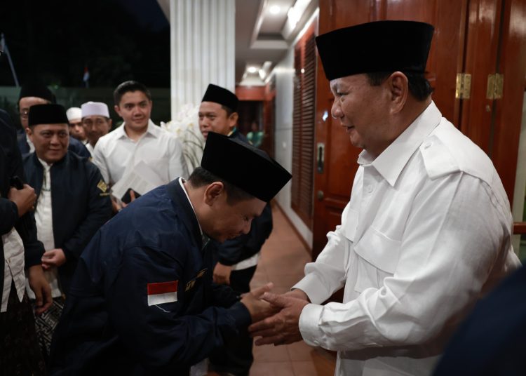 Ketua Umum Partai Gerindra Prabowo Subianto menerima kehadiran Samawi (Solidaritas Ulama Muda Jokowi) di kediaman Kertanegara 4, Jakarta Selatan, Sabtu (7/10/2023). FOTO : ISTIMEWA