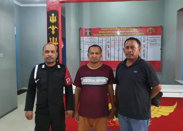 Terpidana kasus narkoba, Raynold Maspaitella alias Renol (tengah) saat dieksekusi ke Rutan Klas IIA Ambon, Senin (9/10/2023). (Foto: Istimewa)