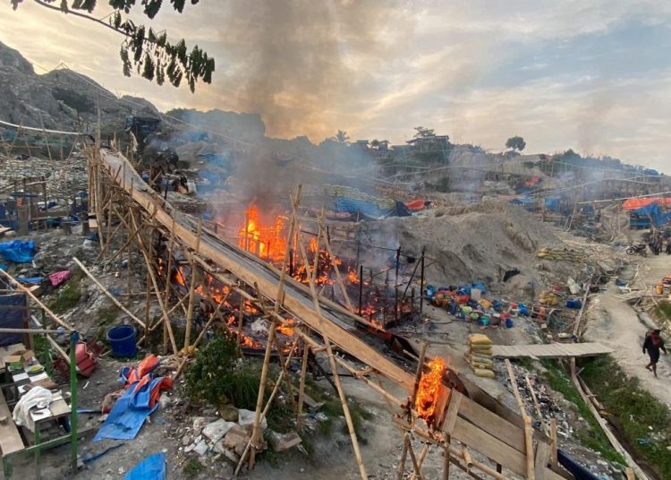 Penertiban PETI di Gunung Botak, Kabupaten Buru, Senin (9/10/2023). Tampak aparat gabungan Polri, TNI dan Pemda membakar tenda dan barang-barang milik PETI. (Foto: Humas Polres Pulau Buru)
