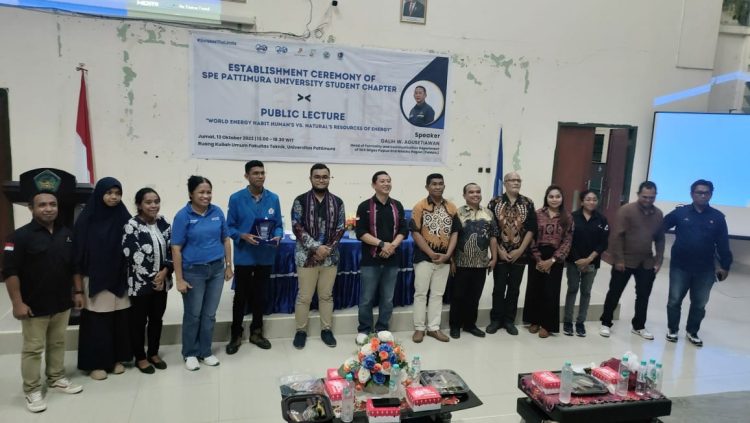 Perwakilan SKK Migas wilayah Papua dan Maluku, diwakili Kepala Departemen Formalitas dan Komunikasi, Galih W. Agusetiawan memberikan kuliah umum di Kampus Universitas Pattimura (Unpatti) Ambon, Sabtu (14/10/2023). FOTO : HUMAS SKK MIGAS PAMALU