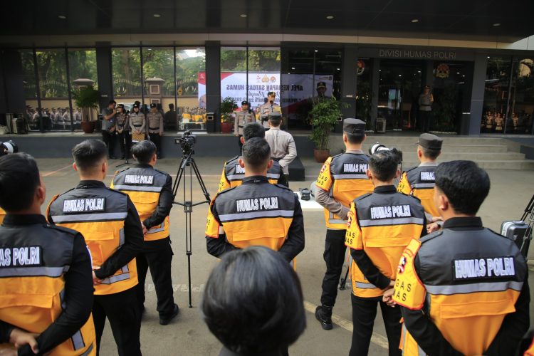 Divisi Humas Polri melaksanakan apel gelar pasukan kesiapan satuan tugas (Satgas) untuk pengamanan Pemilihan Umum (Pemilu) Tahun 2024, Senin (16/10/2023). (Foto: Humas Polda Maluku)