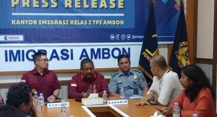 Kantor Imigrasi Kelas I TPI Ambon saat melakukan pres release pada Senin (23/10/2023), terkait warga Belanda, Evert Johannes Geert Lucke. Dia tidak melanggar aturan keimigrasian dan dibebaskan. (Foto: Ambonkita.com)