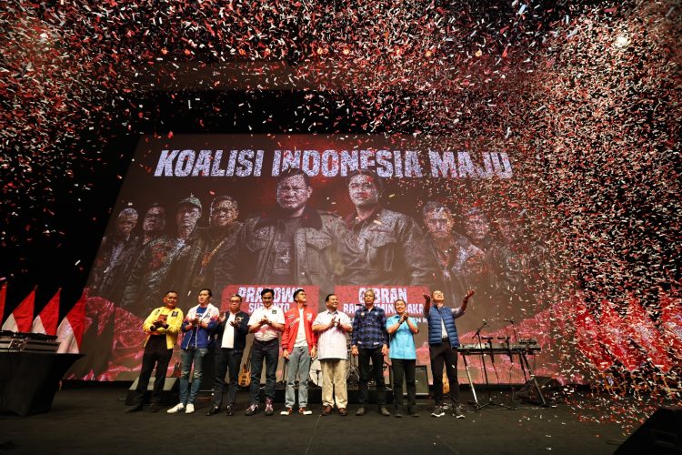 Capres Koalisi Indonesia Maju Prabowo Subianto menerima deklarasi dukungan yang disampaikan oleh Ketua Umum Partai Solidaritas Indonesia (PSI) Kaesang Pangarep dan jajaran partainya di Djakarta Theater, Selasa (24/10/2023) malam. FOTO : ISTIMEWA