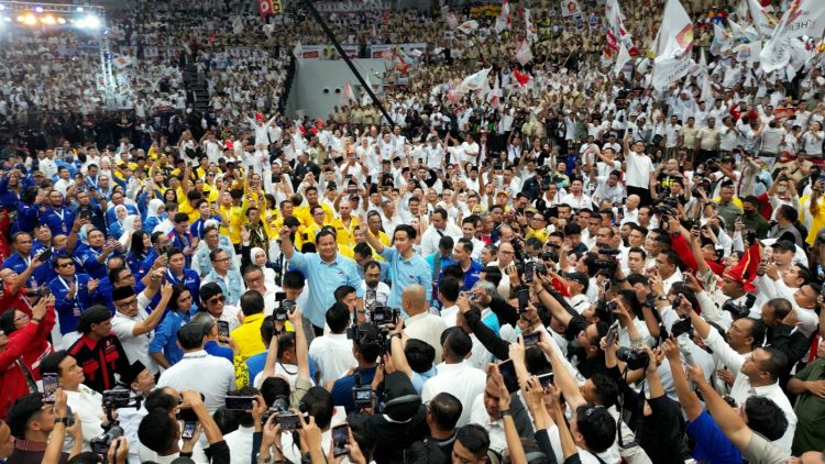 Sebelum mendaftar ke Komisi Pemilihan Umum (KPU), calon presiden dan wakil presiden dari Koalisi Indonesia Maju (KIM) Prabowo Subianto dan Gibran Rakabuming Raka mengajak pendukung dan relawannya yang hadir di area GBK Jakarta untuk mendoakan Palestina, Rabu, (25/10/2023). FOTO : ISTIMEWA