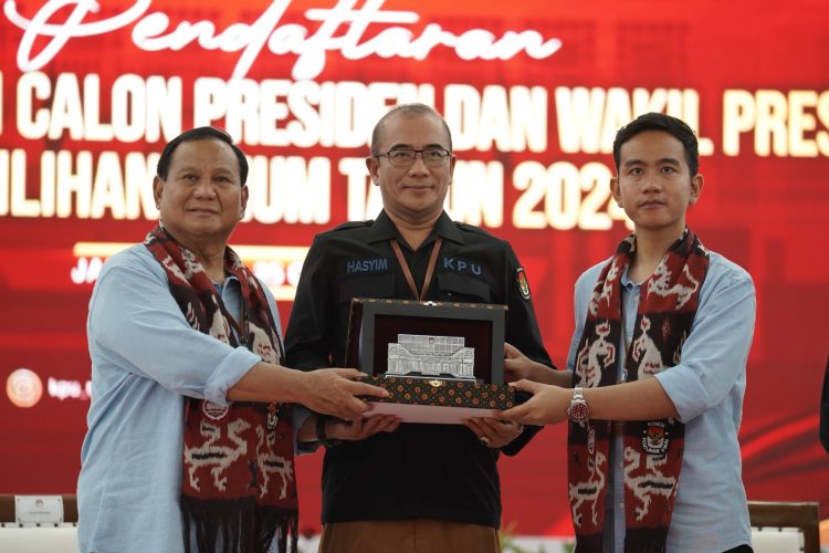 Capres Prabowo dan Cawapres Gibran Rakabuming Raka menyerahkan berkas pendaftaran ke Ketua KPU Hasyim Asy'ari, Rabu (25/10/2023). FOTO : ISTIMEWA