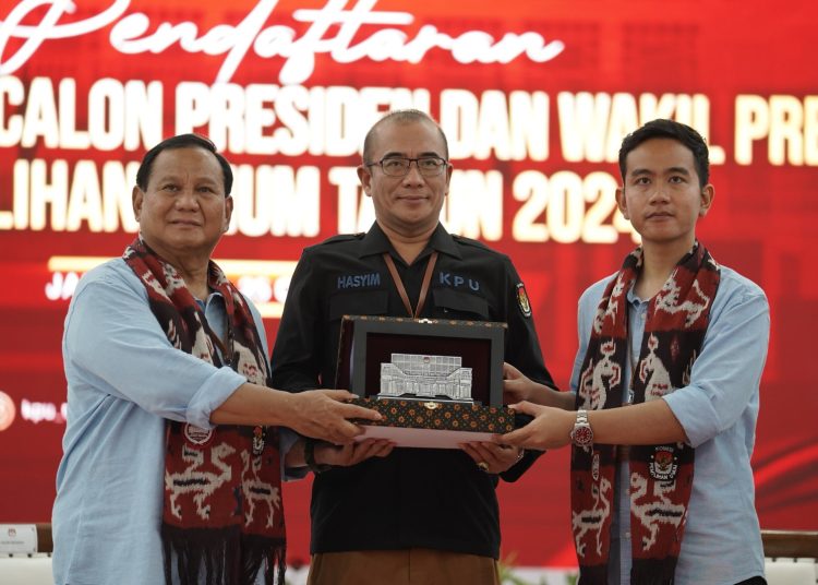 Capres Prabowo dan Cawapres Gibran Rakabuming Raka menyerahkan berkas pendaftaran ke Ketua KPU Hasyim Asy'ari, Rabu (25/10/2023). FOTO : ISTIMEWA