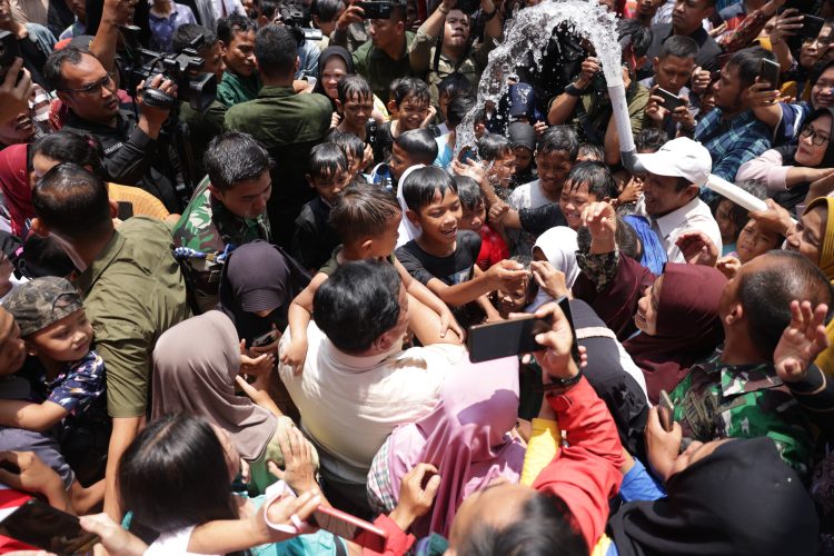 Menteri Pertahanan Prabowo Subianto meresmikan 16 titik bantuan sumber air bersih di 5 wilayah Jawa Tengah. Peresmian ini dilakukan di Desa Suro, Kabupaten Banyumas, Minggu (29/10/2023). FOTO : HUMAS KEMENHAN