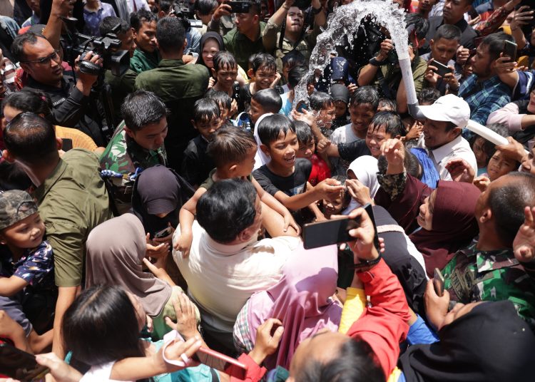 Menteri Pertahanan Prabowo Subianto meresmikan 16 titik bantuan sumber air bersih di 5 wilayah Jawa Tengah. Peresmian ini dilakukan di Desa Suro, Kabupaten Banyumas, Minggu (29/10/2023). FOTO : HUMAS KEMENHAN