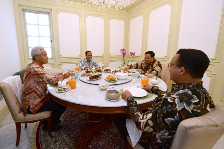 Presiden RI Joko Widodo (Jokowi) menggelar santap siang bersama tiga bakal calon presiden (Capres), yakni Anies Baswedan, Ganjar Pranowo dan Prabowo Subianto, bertempat di ruang makan Istana Kepresidenan Jakarta, Senin (30/10/2023). FOTO :  ISTIMEWA