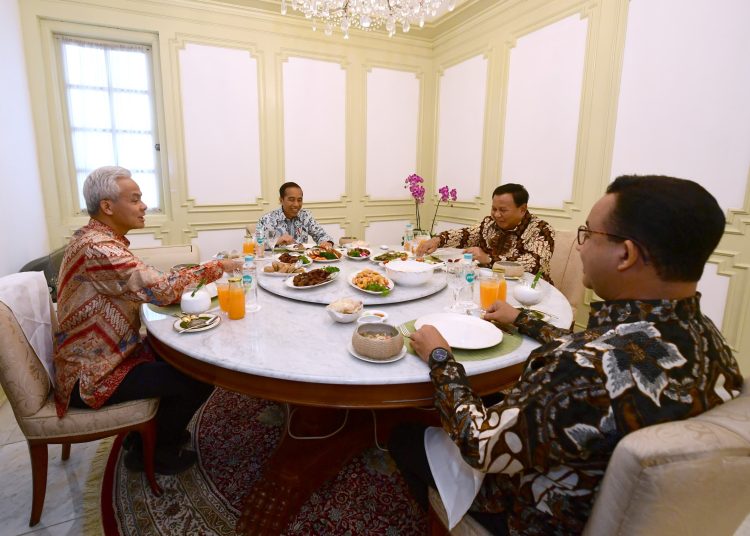 Presiden RI Joko Widodo (Jokowi) menggelar santap siang bersama tiga bakal calon presiden (Capres), yakni Anies Baswedan, Ganjar Pranowo dan Prabowo Subianto, bertempat di ruang makan Istana Kepresidenan Jakarta, Senin (30/10/2023). FOTO :  ISTIMEWA