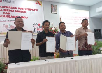 Penandatangan kerja sama antara Bawaslu Maluku dan Media Massa untuk peningkatan pengawasan partisipatif di Ambon, Rabu (22/11/2023). Dari kiri: KPID Maluku, IJTI Maluku, AJI Ambon dan Bawaslu Maluku. (Foto: AmbonKita.com)