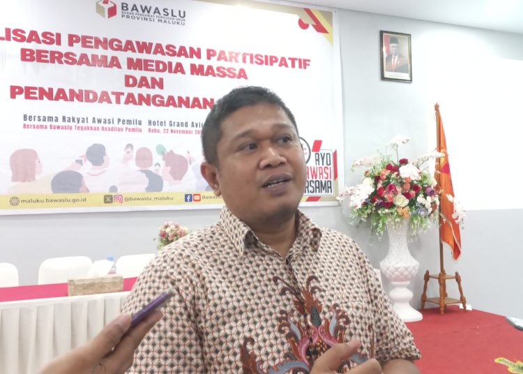 Ketua Bawaslu Maluku, Subair, saat memberikan keterangan pers di Ambon, Rabu (22/11/2023). (Foto: AmbonKita.com)