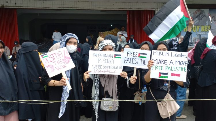 Warga Kota Ambon melakukan aksi kemanusiaan peduli Palestina, Sabtu (4/11/2023). (Foto: Terasmaluku.com)