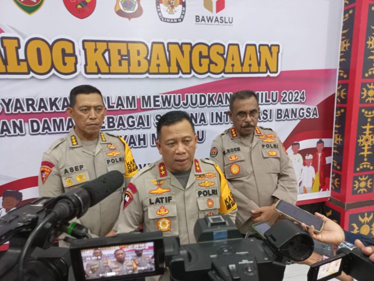 Kapolda Maluku Irjen Pol Lotharia Latif saat memberikan keterangan pers kepada wartawan. Ia didampingi Karo Ops (kiri) dan Kabid Humas Polda Maluku. (Foto: AmbonKita.com)