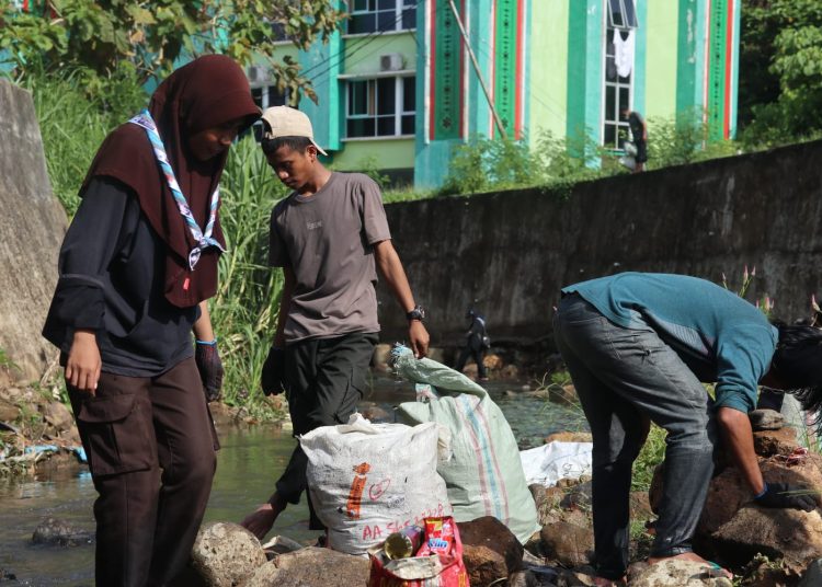 Tampak sejumlah mahasiswa yang tergabung dalam organisasi intra kampus IAIN Ambon membersihkan sungai Wae Ruhu, Kota Ambon, Minggu (26/11/2023). (Foto: SIEJ Maluku)