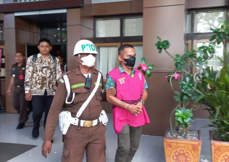 Tersangka dugaan korupsi belanja langsung dan tidak langsung pada Setda SBT, Idris Lestaluhu, Bendahara Pengeluaran saat digiring dari kantor Kejati Maluku menuju Rutan Kelas IIA Ambon, Rabu (29/11/2023). (Foto: AmbonKita.com)