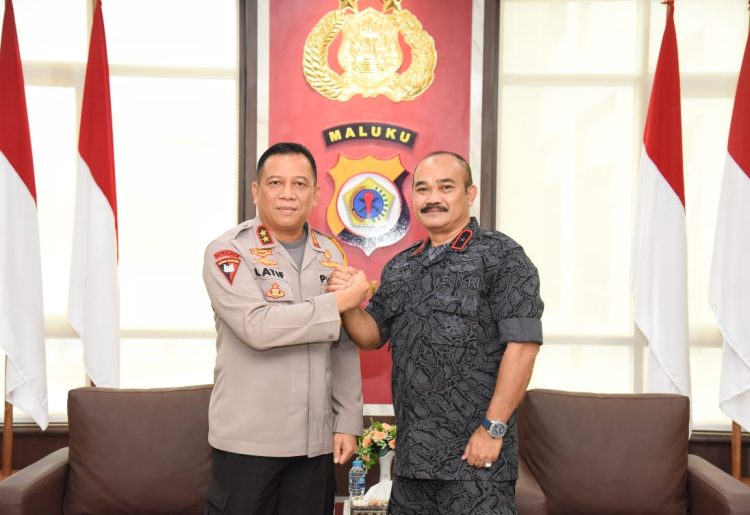 Kapolda Maluku, Irjen Pol Lotharia Latif (Kiri) saat menerima kunjungan Kepala BNNP Maluku, Brigjen Pol Raden Rudy Marfianto, Senin (6/11/2023). (Foto: Humas Polda Maluku)