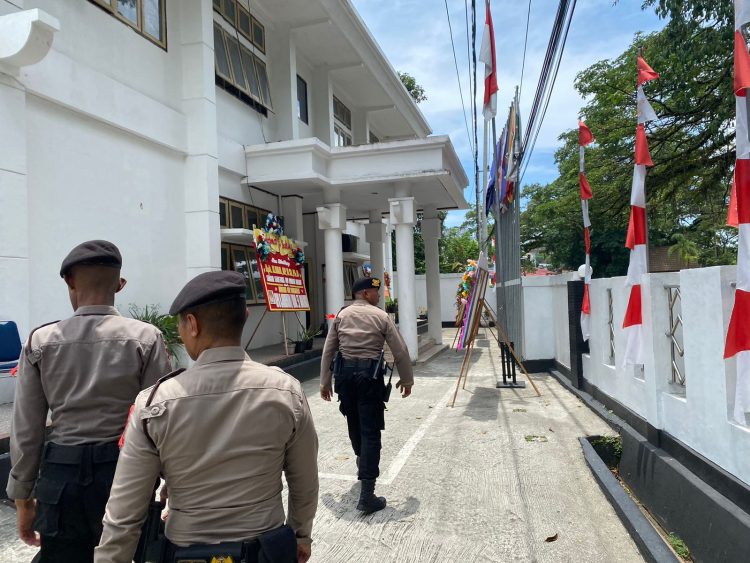 Tim Satgas Operasi Mantap Brata Salawaku tampak melakukan patroli kamtibmas di kantor KPU Provinsi Maluku di kota Ambon, Senin (6/11/2023). (Foto: Humas Polda Maluku)