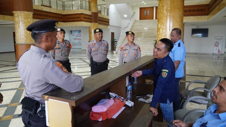 Satgas OMB Salawaku Polda Maluku tampak berkoordinasi dengan pegawai kantor DPRD Maluku, Senin (20/11/2023). (Foto: Humas Polda Maluku)