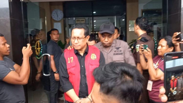 Setelah ditetapkan sebagai tersangka, Joy Rainier Adriaanz, Kadis Kominfo dan Persandian Kota Ambon tampak menggunakan rompi tahanan, dua tangannya diborgol dan digiring ke Rutan Kelas IIA Ambon, Kamis (30/11/2023). (Foto: Ambonkita.com)