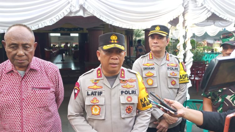 Kapolda Maluku Irjen Pol Lotharia Latif saat memberikan keterangan pers di halaman Gereja Maranatha, Kota Ambon, Minggu (24/12/2023). (Foto: Ambonkita.com)