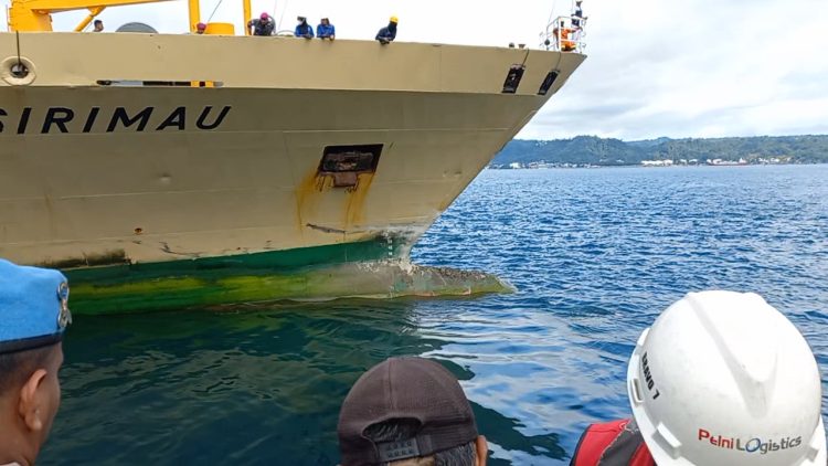 Kondisi KM. Sirimau sesaat setelah menabrak dermaga Pelabuhan Yos Sudarso Ambon, Senin (11/12/2023). Tampak bulbous bow kapal bocor dan mengeluarkan air. (Foto: Ambonkita.com)