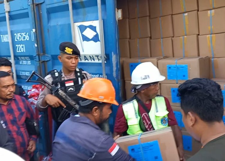 Aparat Polda Maluku tampak mengamankan masuknya logistik Pemilu di Pelabuhan Terminal Peti Kemas Ambon, Sabtu (2/12/2023). (Foto: Ambonkita.com)