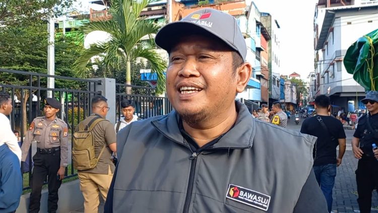 Ketua Bawaslu Maluku Subair, di sela-sela proses pembongkaran surat suara Pemilu 2024 di Pelabuhan Terminal Peti Kemas Ambon, Sabtu (2/12/2023). (Foto: Ambonkita.com)