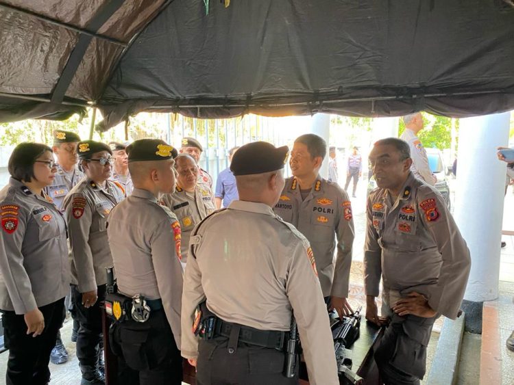 Tim dari Itwasum Polri dan Itwasda Maluku melakukan pengecekan kesiapan personel pengamanan di kantor KPU Provinsi Maluku di kota Ambon, Kamis (7/12/2023). (Humas Polda Maluku)