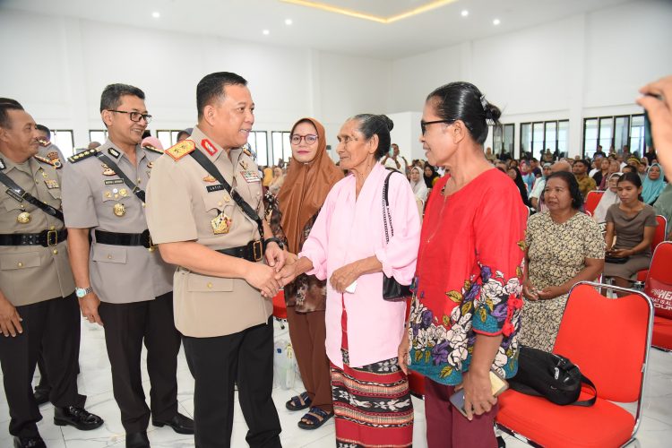 Kapolda Maluku Irjen Pol Lotharia Latif tampak bersalaman dengan orang tua siswa Diktuba Polri SPN Polda Maluku yang di yudisium di gedung Plaza Presisi, Kota Ambon, Selasa (19/12/2023). (Foto: Istimewa)