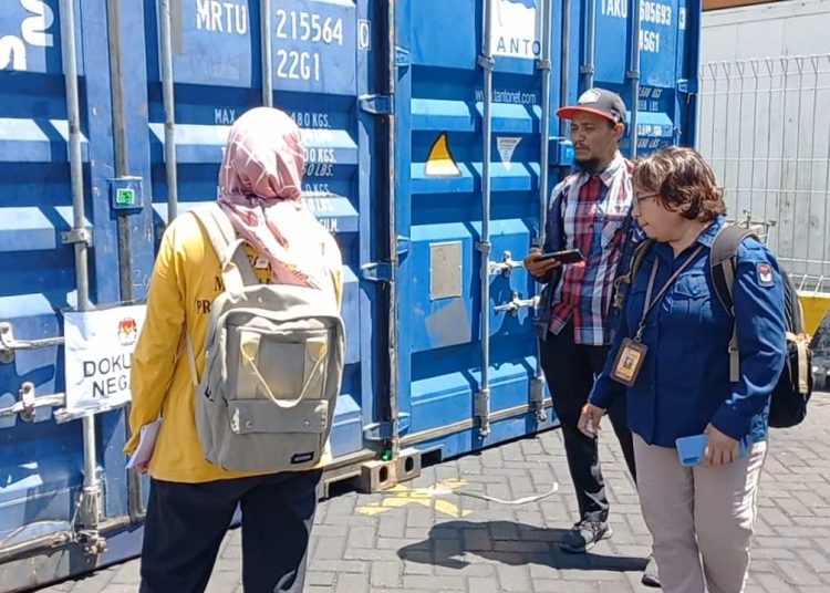Tampak pihak KPU Maluku tengah mengawasi masuknya kontainer berisi surat suara presiden di pelabuhan Terminal Peti Kemas Ambon, Selasa (19/12/2023). (Foto: AmbonKita.com)