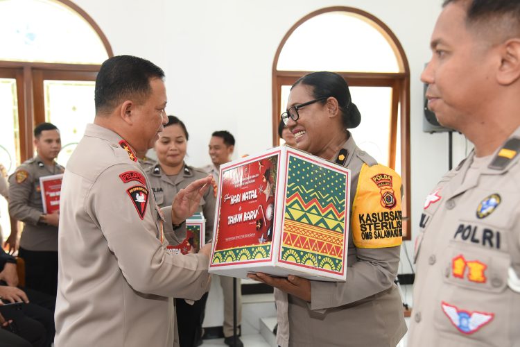 Kapolda Maluku Irjen Pol Lotharia Latif saat menyerahkan bingkisan Natal kepada personel yang berlangsung di Gereja Oikumene Polda Maluku, Kota Ambon, Rabu (20/12/2023). (Foto: Istimewa)