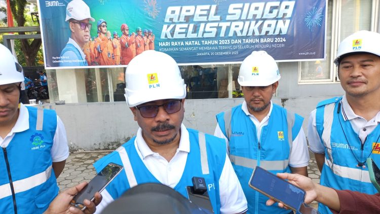 Kepala PLN Unit Induk Wilayah Maluku dan Maluku Utara, Awat Tuhuloula saat memberikan keterangan pers kepada wartawan usai apel siaga kelistrikan yang digelar di ULP Ambon, Rabu (20/12/2023). (Foto: AmbonKita.com)