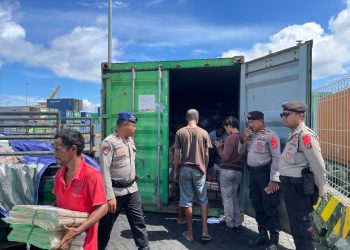 Polisi Kawal Distribusi Sampul Surat Suara ke KPU Kota Ambon